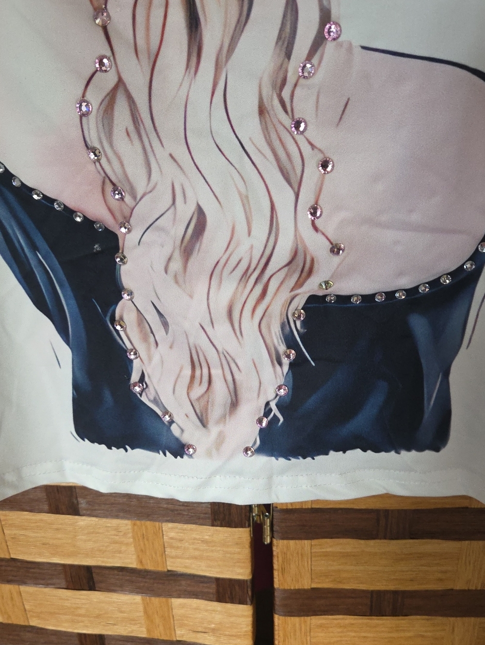 Nwot!! White Women's Graphic Tee with Bow-Back Illustration - Picture 3 of 7